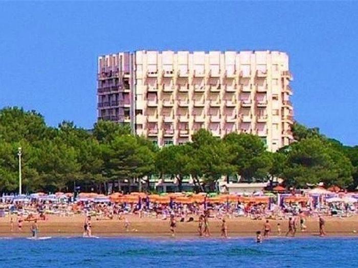 International Beach Hotel - Bild 1