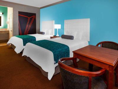 Howard Johnson by Wyndham Pico Rivera Hotel & Suites - Bild 2
