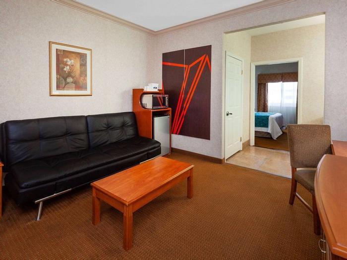 Howard Johnson by Wyndham Pico Rivera Hotel & Suites - Bild 1