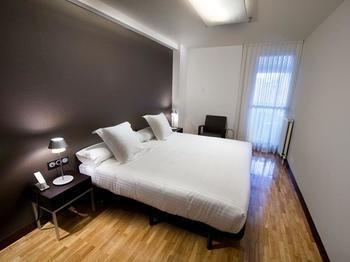 Hotel Apartamentos Mendebaldea Suites - Bild 3