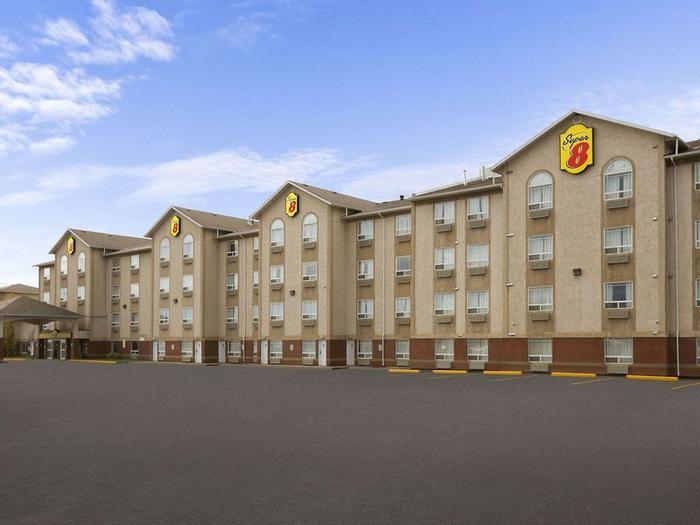 Hotel Super 8 by Wyndham Fort Nelson BC - Bild 1