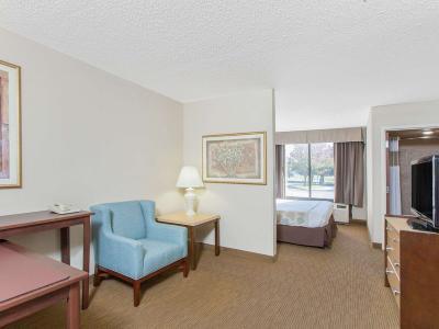 Hotel Hawthorn Suites by Wyndham Midwest City Tinker AFB - Bild 3