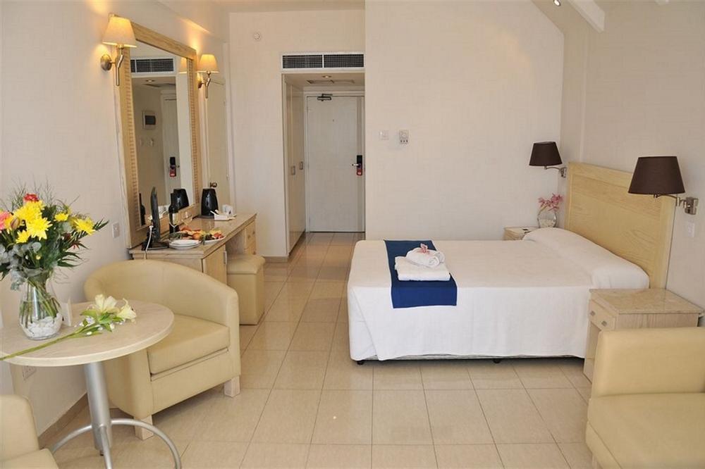 Hotel Radisson  Beach Resort Larnaca - Bild 1