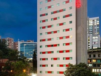 Hotel Hampton by Hilton Medellin - Bild 3