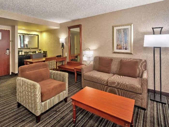 Hotel Hampton Inn & Suites by Hilton Toronto Airport - Bild 1