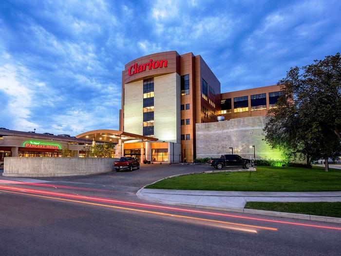 Clarion Hotel & Suites Winnipeg Airport - Bild 1