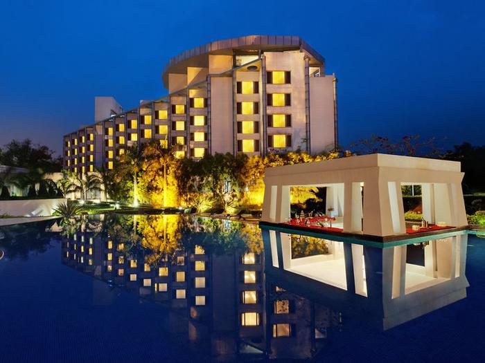 Hotel Ramada Plaza JHV Varanasi - Bild 1