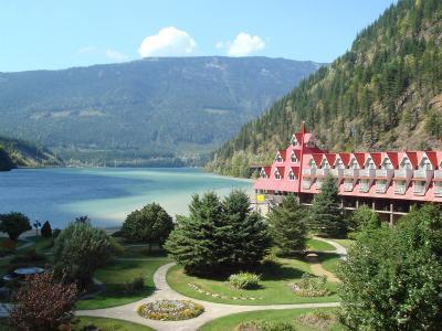 Hotel Three Valley Lake Chateau Ltd. - Bild 3