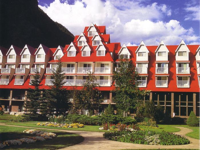 Hotel Three Valley Lake Chateau Ltd. - Bild 1