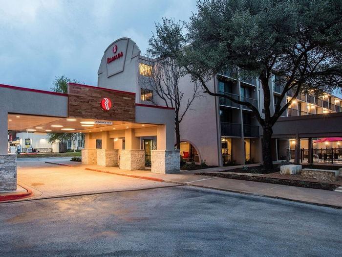 Hotel Ramada by Wyndham Austin South - Bild 1