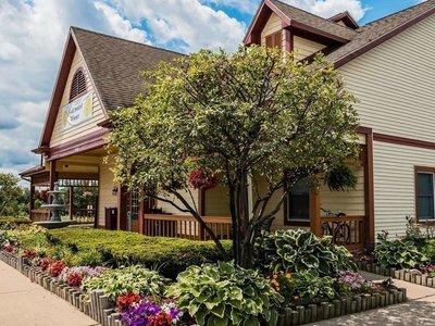 Econo Lodge & Suites - Grand Rapids