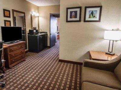 Quality Inn & Suites I-35 / Walnut Hill