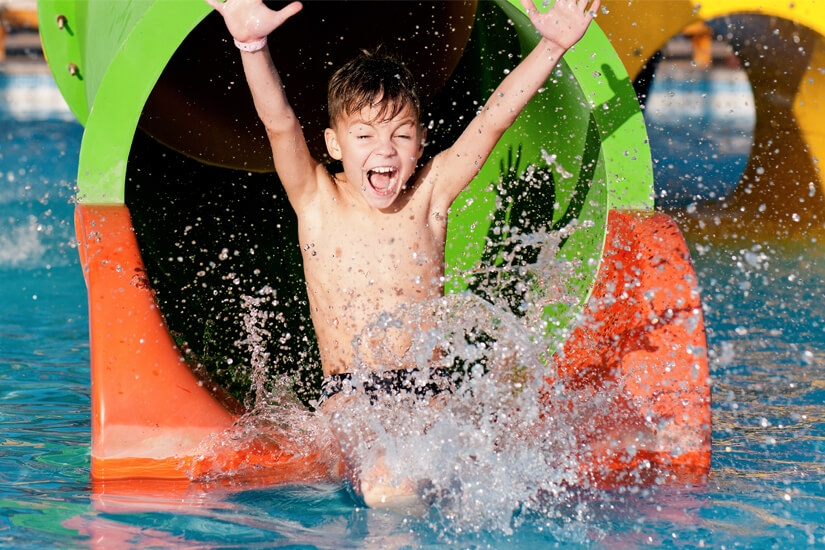 1573568162 Spaß Auf Der Rutsche Im Indoor Pool
