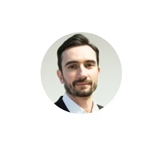 Sergej Manthey, CFO von ab in den urlaub, lächelt in die Kamera