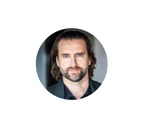 Michal Branski, CEO von ab in den urlaub, lacht in die Kamera